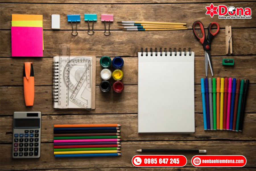Tặng đồ dùng học tập cho học sinh
