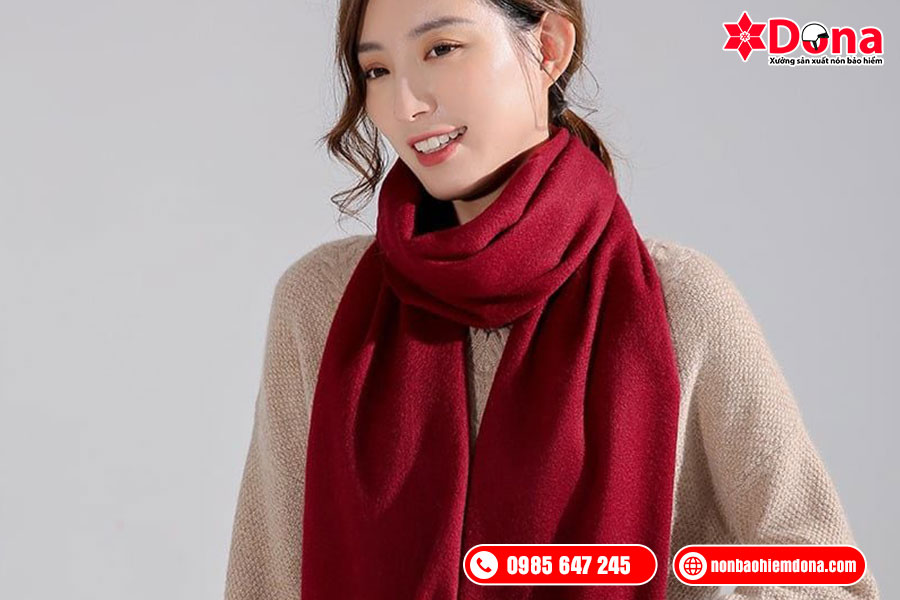 Tặng khăn quàng cổ cho đồng nghiệp nhân dịp Giáng Sinh