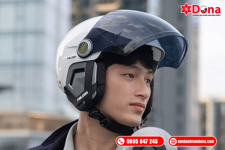 Tặng nón bảo hiểm cho anh trai