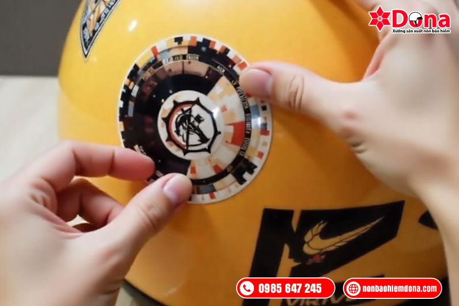 Dán tem nón bảo hiểm