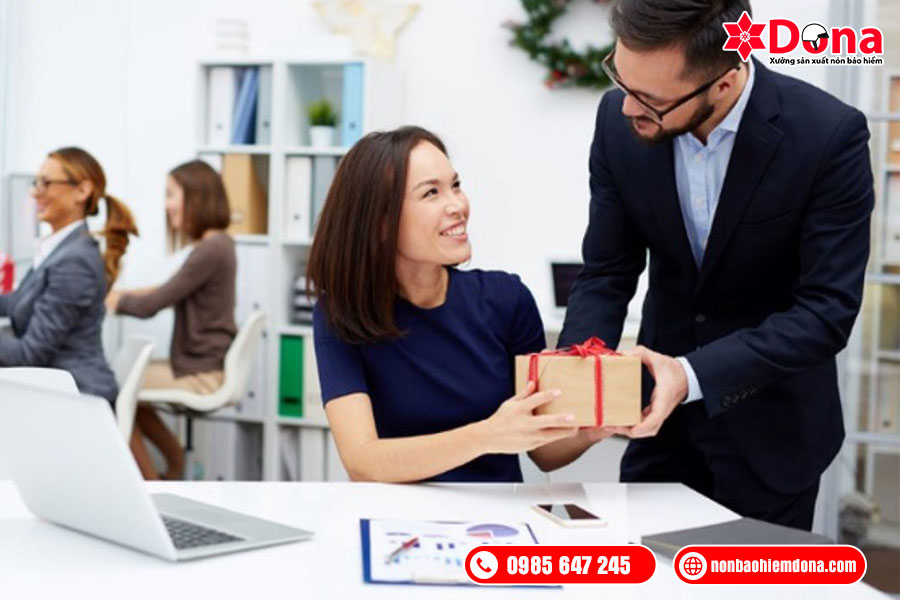 Quà tặng nhân viên gắn bó lâu năm